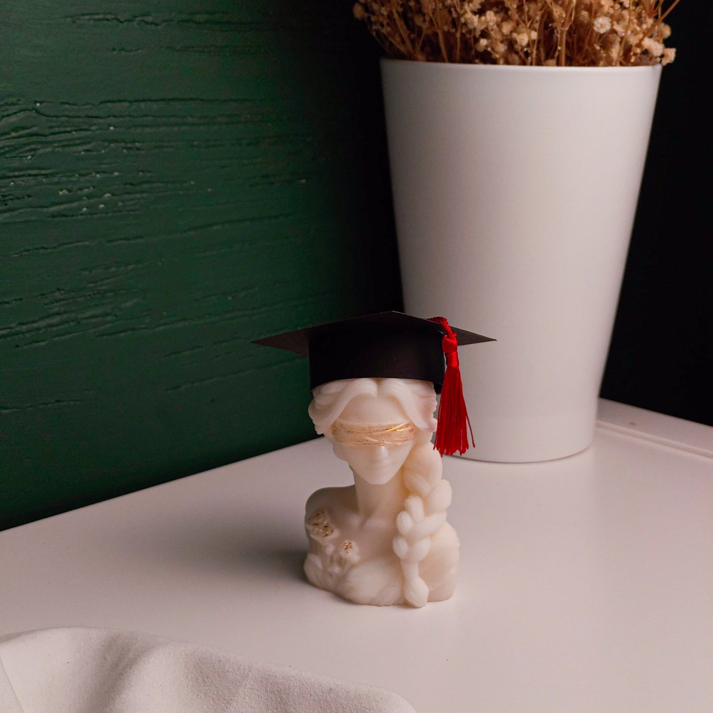 bomboniera laurea dea bendata in cera d'oliva naturale realizzata a mano