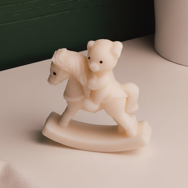 cavalluccio a dondolo in cera d'oliva bomboniera nascita battesimo LUMIER