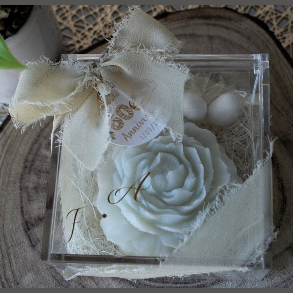Peonia Elegante in Scatola Plexiglass – Bomboniera Personalizzabile