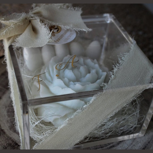Peonia Elegante in Scatola Plexiglass – Bomboniera Personalizzabile
