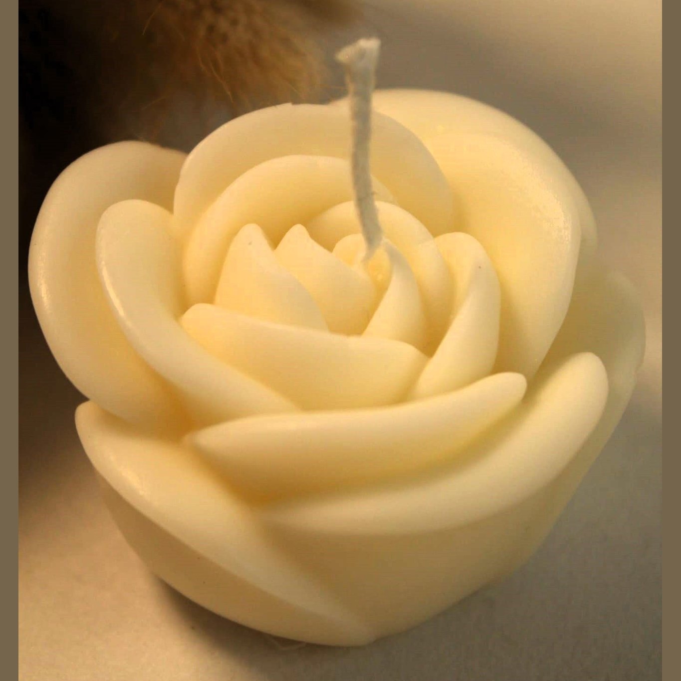 candela rosa in cera d'oliva naturale realizzata a mano 