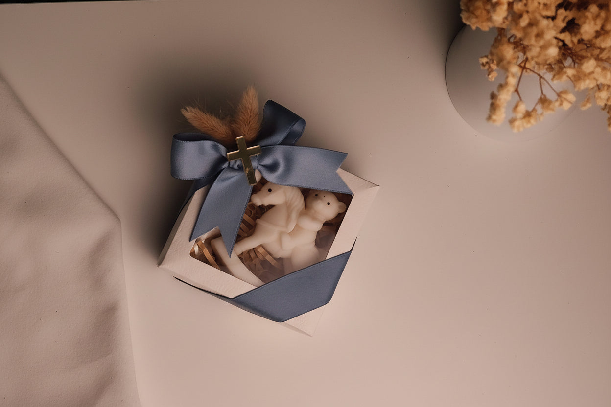 cavalluccio a dondolo in cera d'oliva bomboniera nascita battesimo confezione regalo con scatola fiocco e croce LUMIER