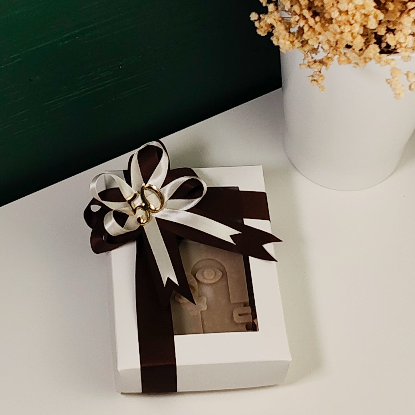bomboniera con candela stilizzata a forma di coppia in cera naturale d'oliva  con confezione elegante LUMIER