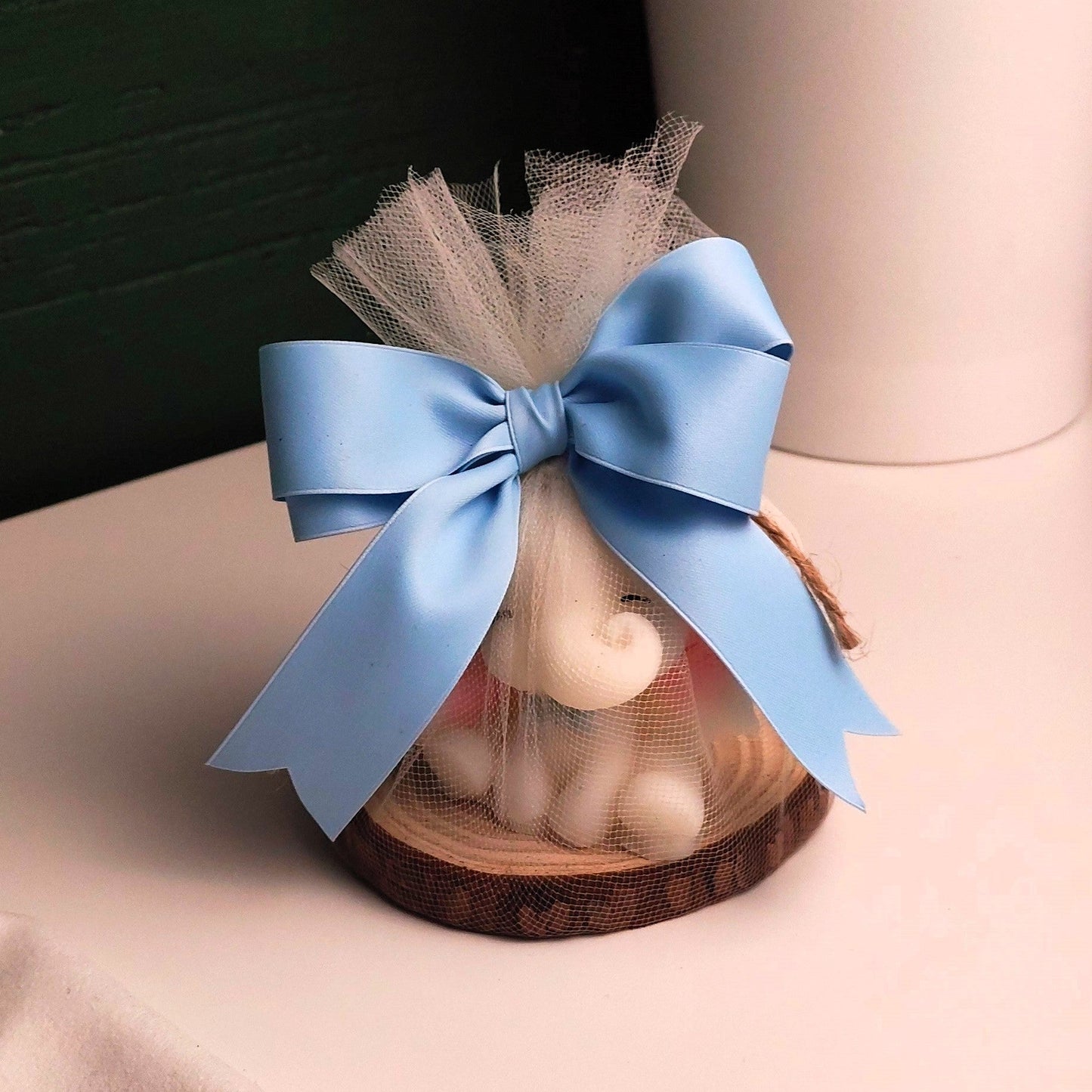 elefantino in cera d'oliva bomboniera nascita battesimo confezione con fiocco e tulle  