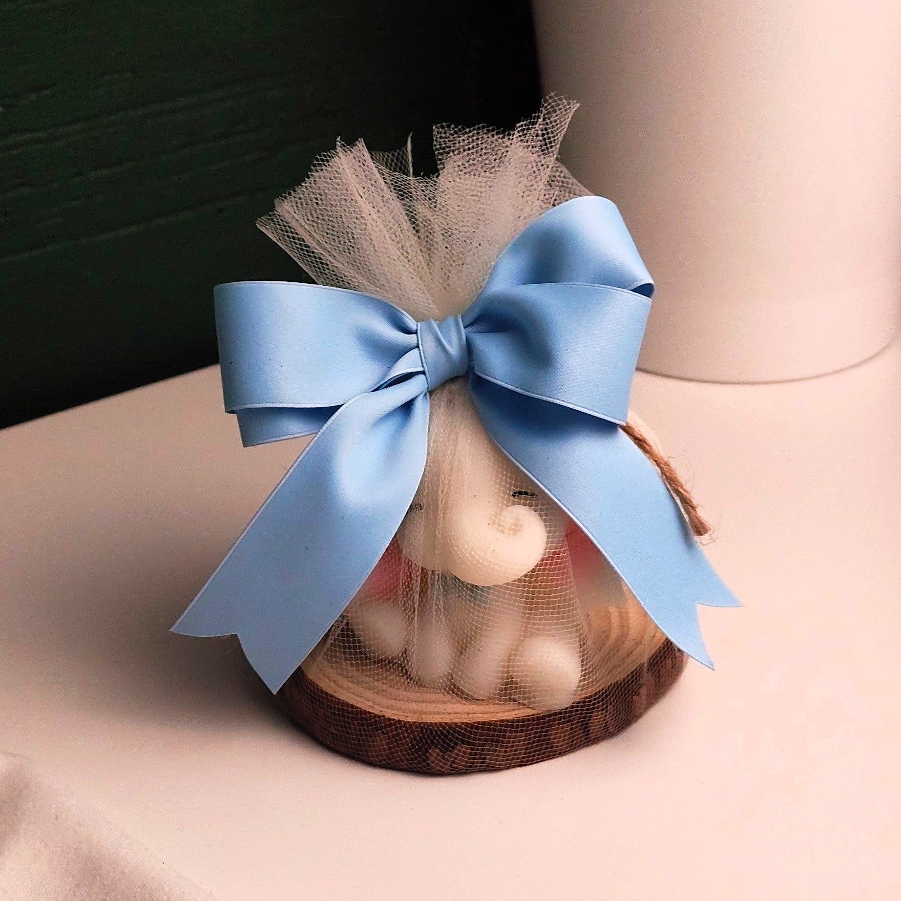 elefantino in cera d'oliva bomboniera nascita battesimo confezione con fiocco e tulle  